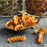 Punase mahe läätse makaronid Fusilli meresalatiga